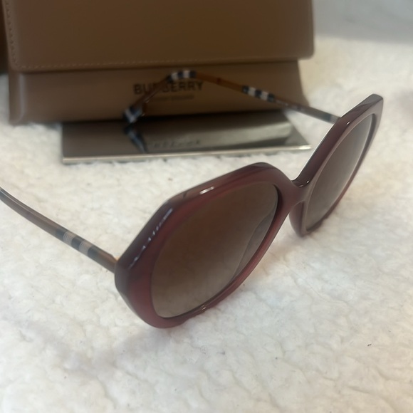 Burberry Sunglassess - Picture 2 of 7